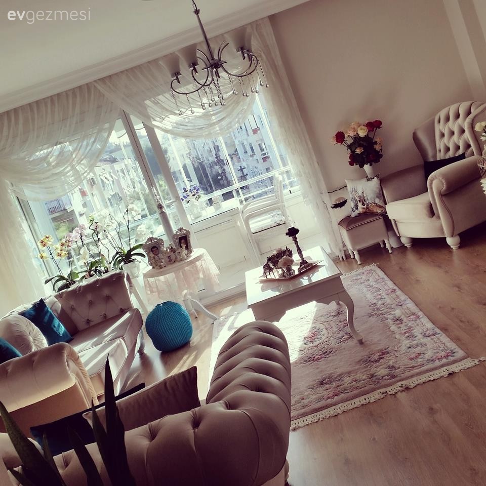 Avize, Berjer, Halı, Krem, Orta sehpa, Salon, Aydınlatma