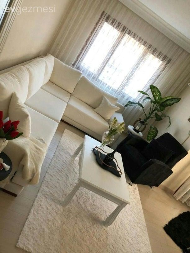 Nostaljik detaylar, el emeği dokunuşlar. Gül hanımın siyah, beyaz evi..