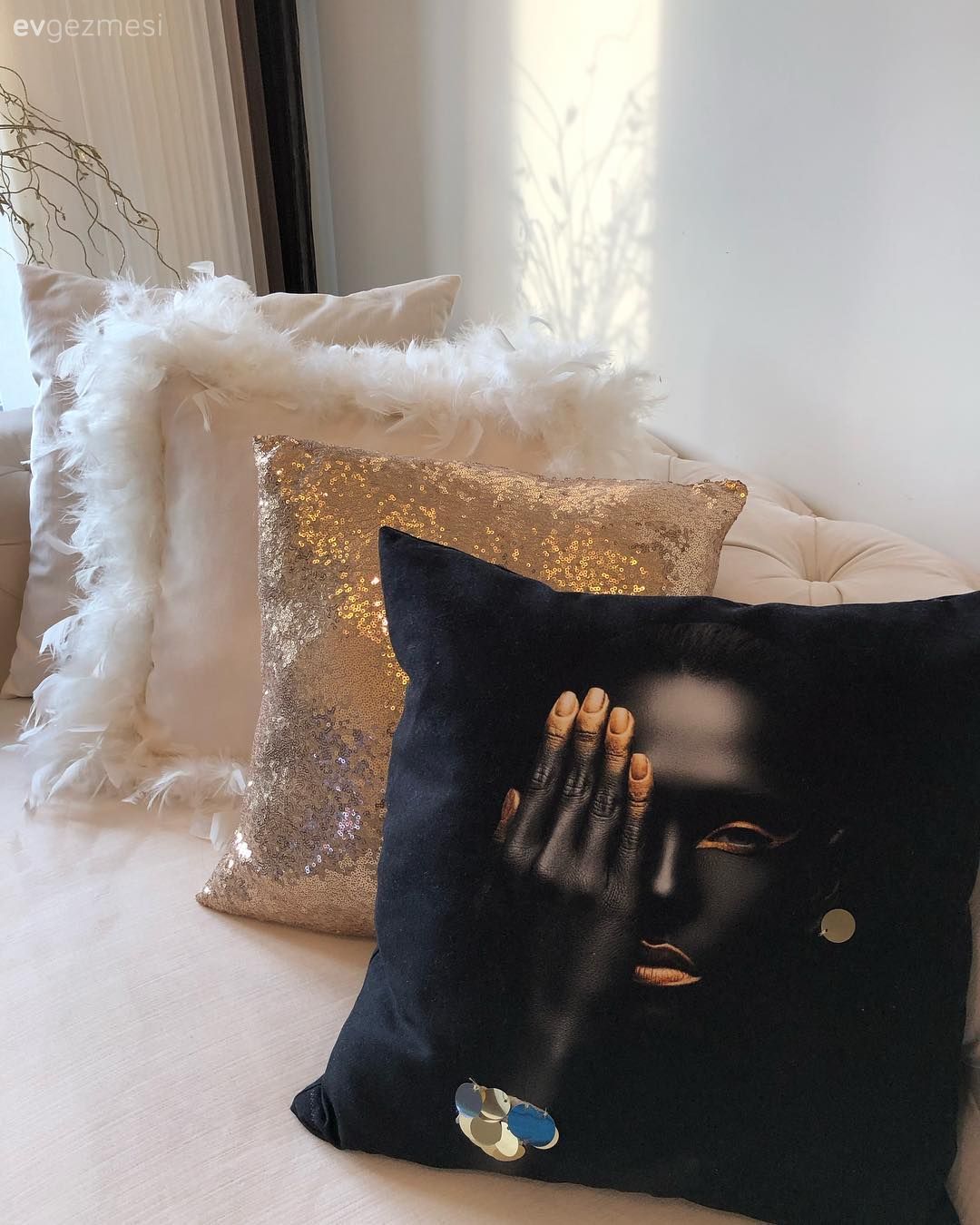 Baskı ve Dokuların Zenginliği Bu Salon Dekorasyonuna Damgasını Vurmuş