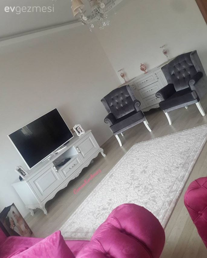 Cemre hanımın pembe-gri uyumunun etkisinde, sade ve şık evi..