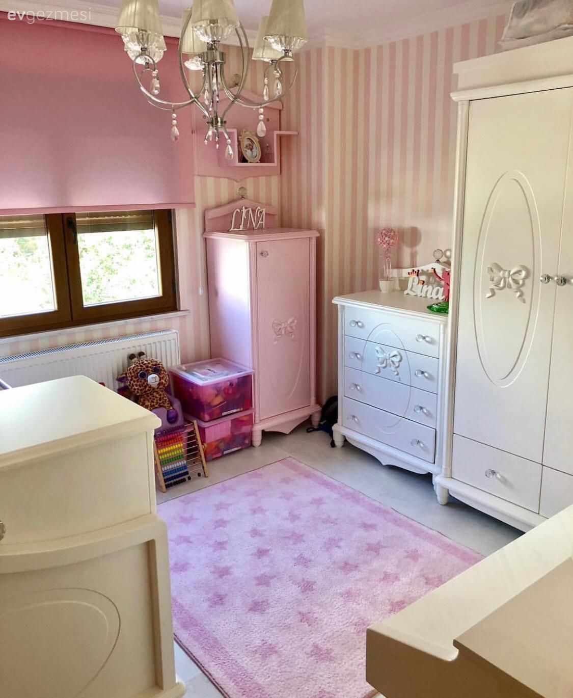 Bu Evin Keyifli ve Şık Çizgisine Aynalar Damga Vuruyor