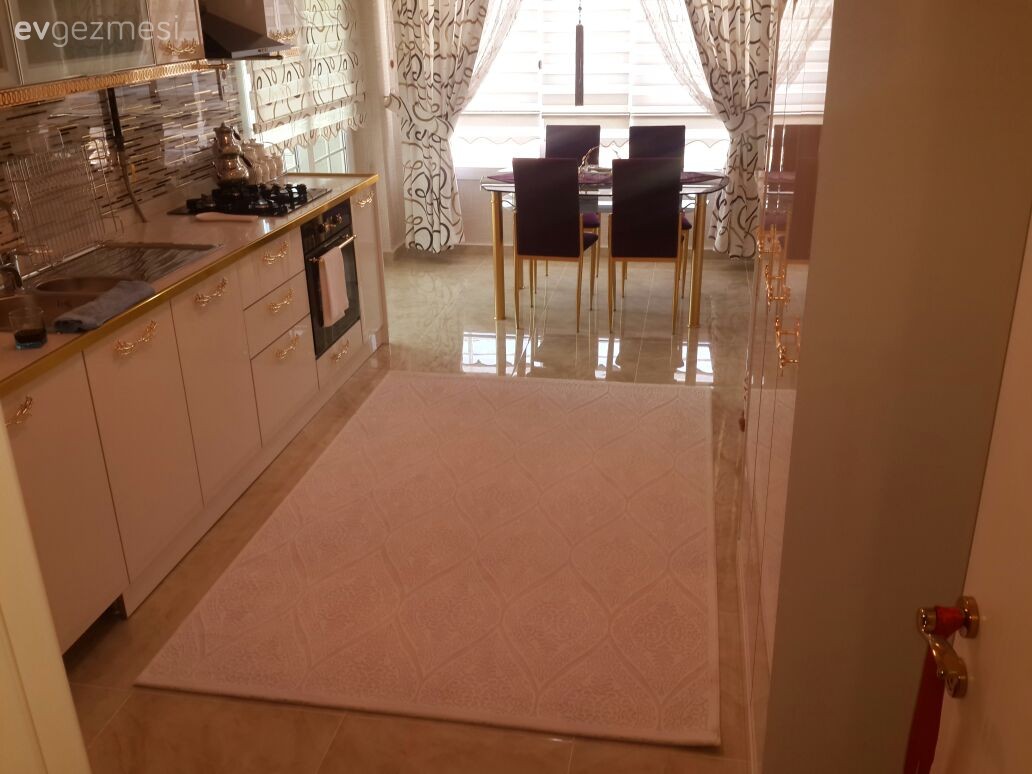 Altın, Beyaz mutfak, Halı, Mutfak, Mutfak masası