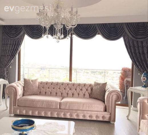 Gri, pembe ve beyaz uyumuyla Fatma hanımın klasik stil, zamansız evi..