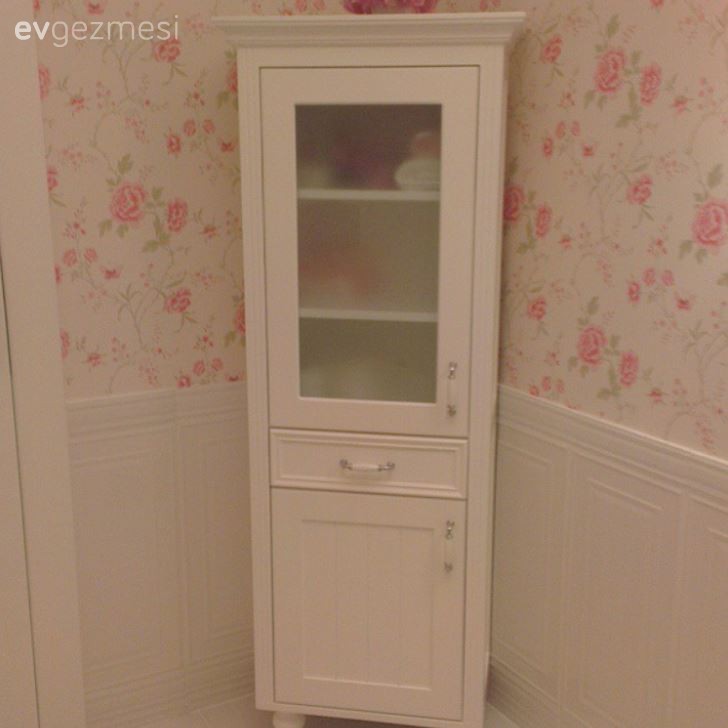 Aygün hanımın duvar kağıtları ile hareketlenen banyo dekorları..