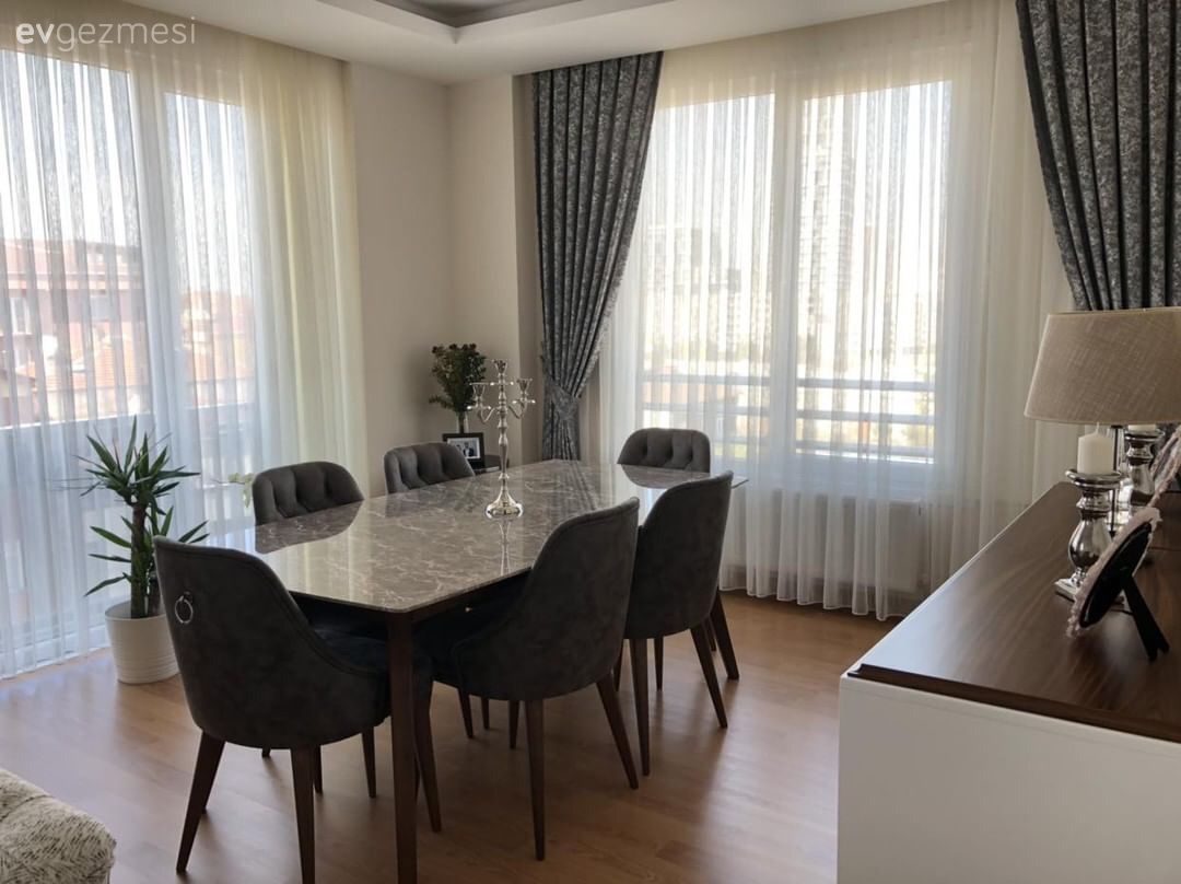 Bu Sade Şık Evde Sakin Renkler Desenleri Öne Çıkarıyor