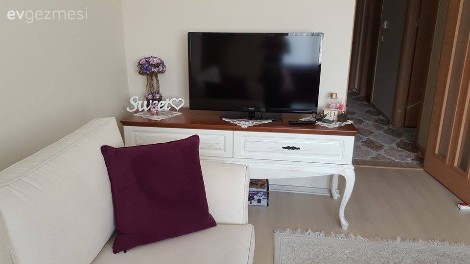 Esengül hanımın küçük alanda ferahlığı yakaladığı, tatlı evi..