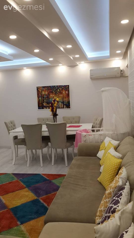 Gülay hanımın sarı ile dinamizm kazanan konforlu evi..