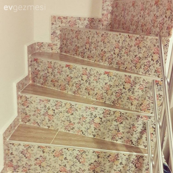 Seval Hanım'ın iç açıcı ve cıvıl cıvıl evinde ev gezmesindeyiz..