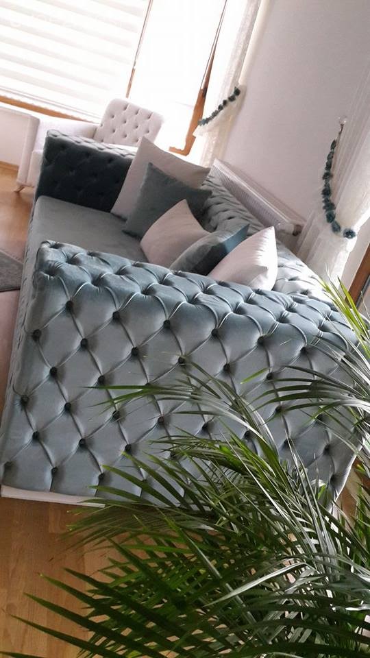 Leyla hanımın döşeme değişimiyle yepyeni bir görünüm alan salonu..