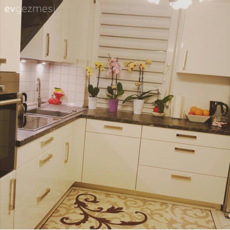 Bu mutfağın neşesi pencere önündeki orkideleri..