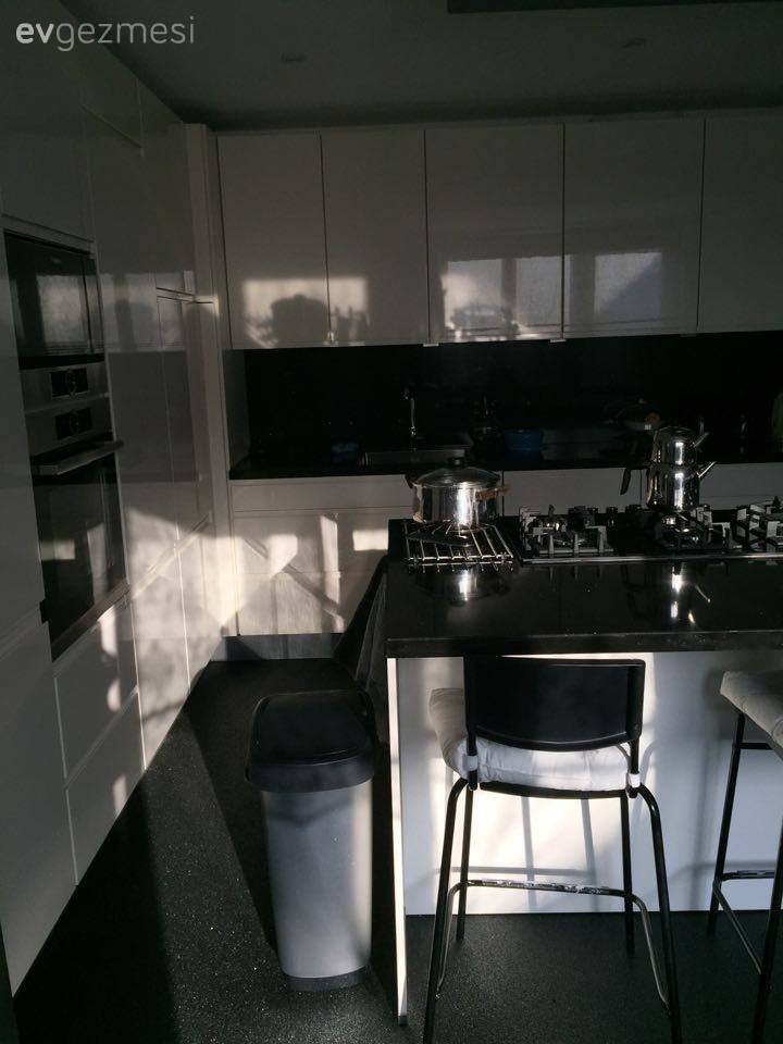 Elmas hanımın oturma odasına katılıp genişleyen modern ve şık mutfağı.