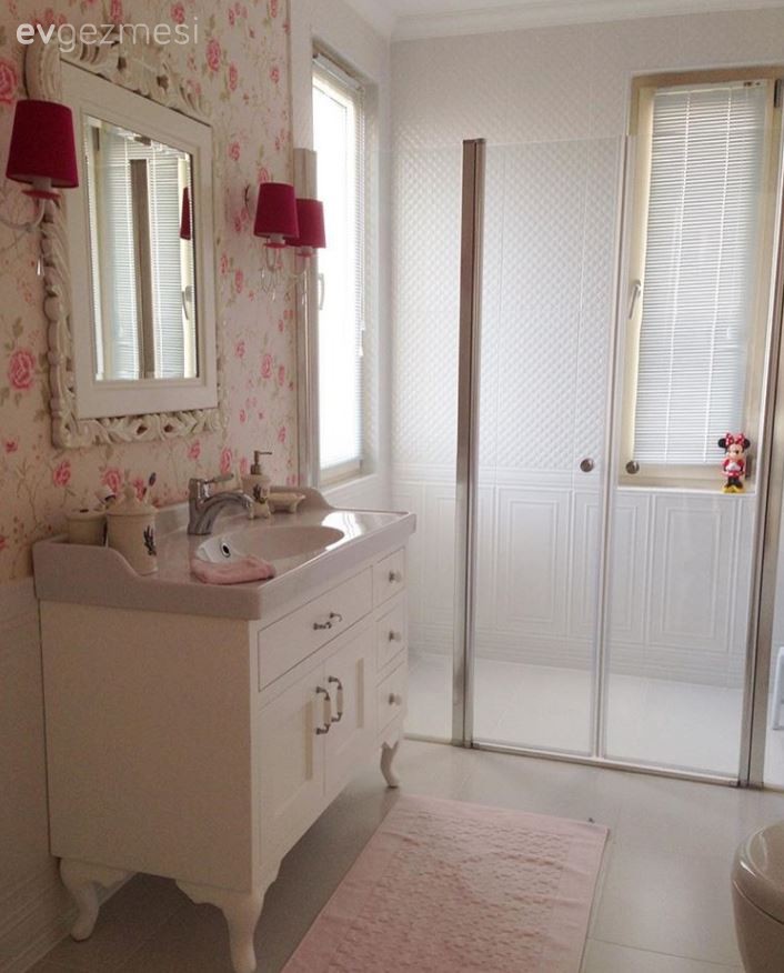 Aygün hanımın duvar kağıtları ile hareketlenen banyo dekorları..