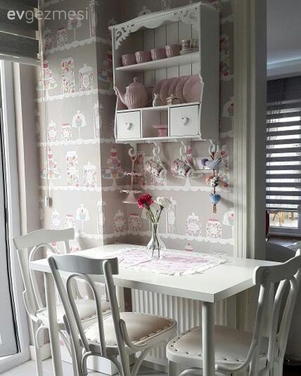 Bu Evde Klasik Stil Şık Duvar Kağıtları ve Aksesuarlarla Zenginleşiyor