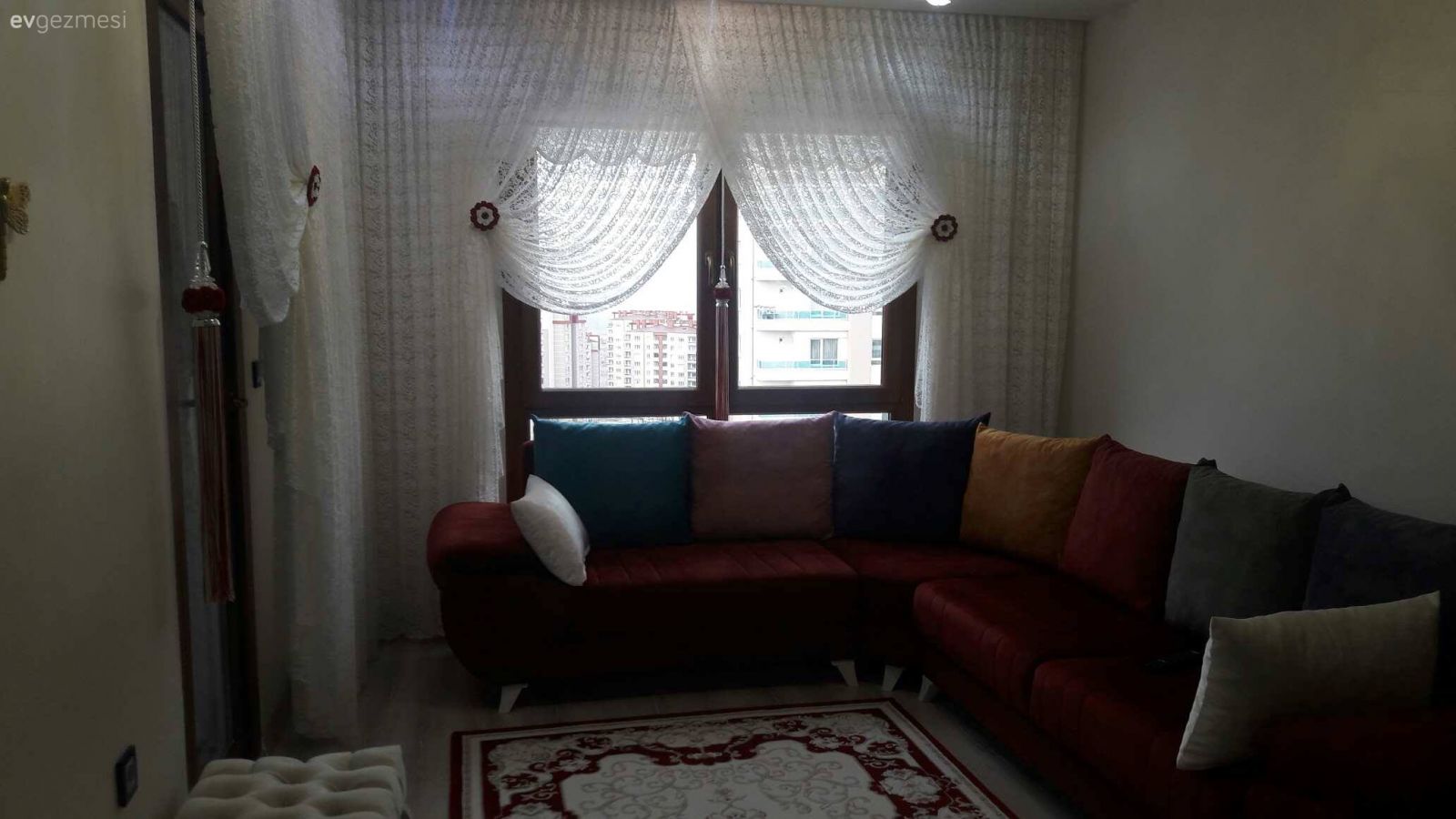 Her odasında kırmızı. Billur hanımın sıcacık evi.