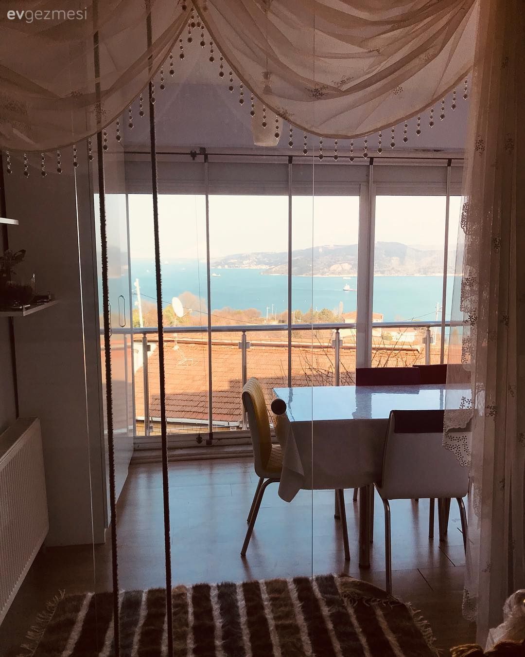 Manzaralı evler, Balkon, Kapalı balkon