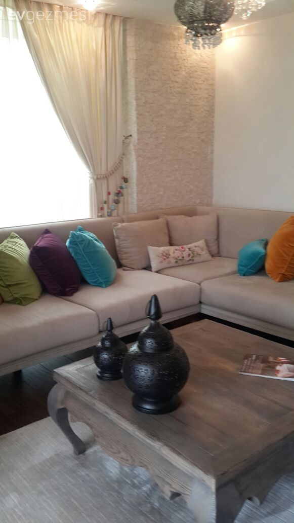 Ahşap Mobilya, Dekoratif Objeler, Köşe koltuk, Orta sehpa, Perde, Kırlent