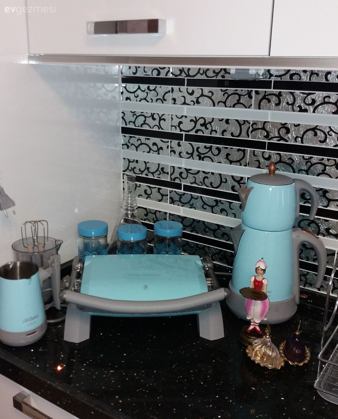 Duru renkleri ile sakin, klasik mobilyalarıyla şık. Ebru hanımın evinden..