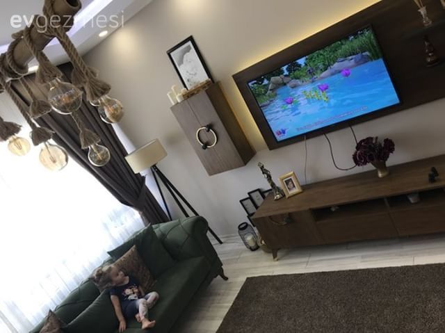 Bu salonda modern stil mobilyalar, toprak renkleriyle odaya sıcak bir görünüm kazandırmış..