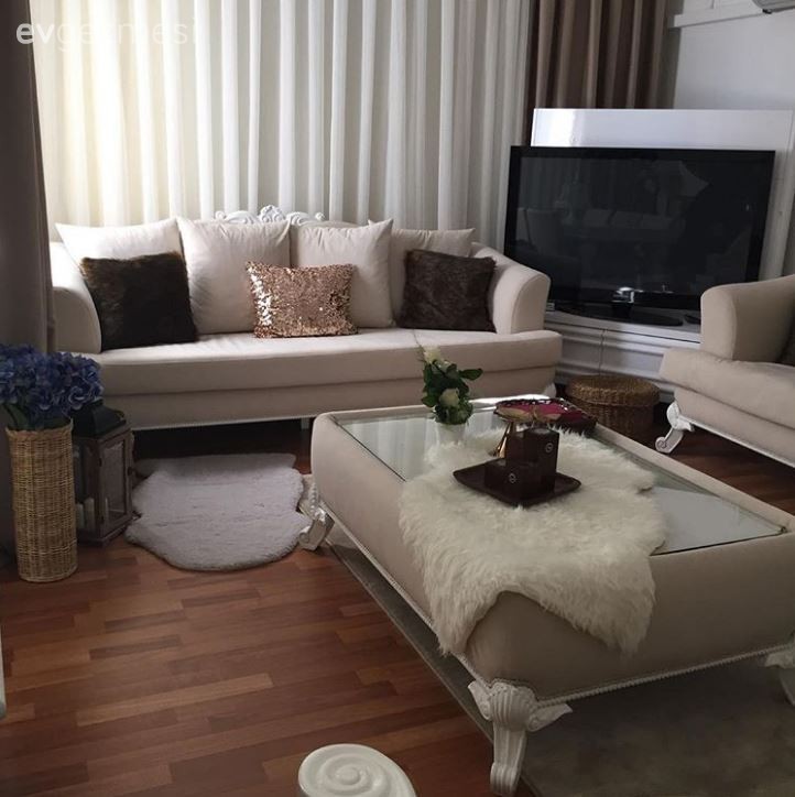 Günnur hanımın toprak tonlarına altın vurgusuyla şık görünümlü evi..