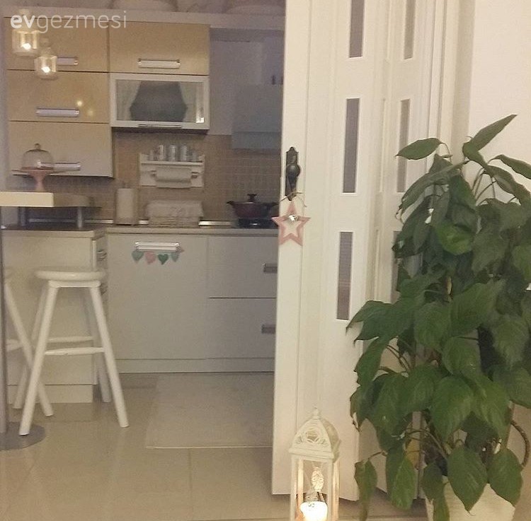 Koyu renklerden, Akdeniz esintilere: Eda hanımın evinden yeni kareler.