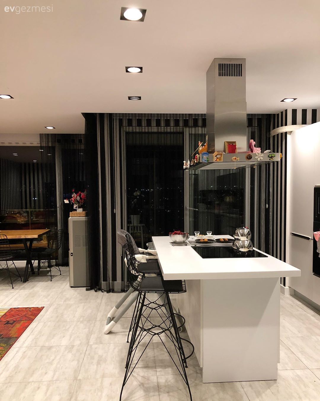 Bu Açık Konsept Yaşam Alanında Farklı Desenler Bir Arada