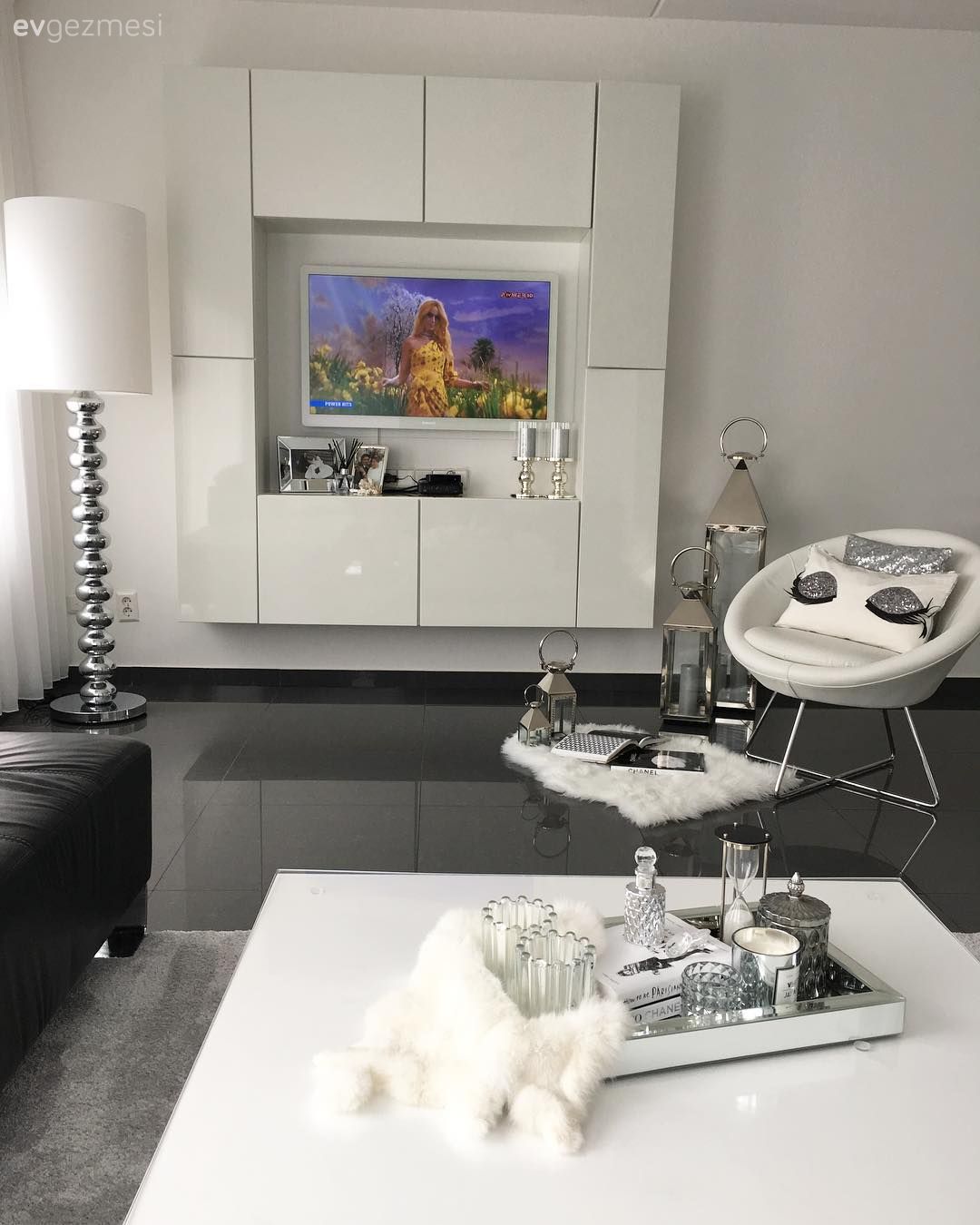 Siyah, beyaz renklere gümüş vurgular. Tuğba hanımın sade, şık evi.