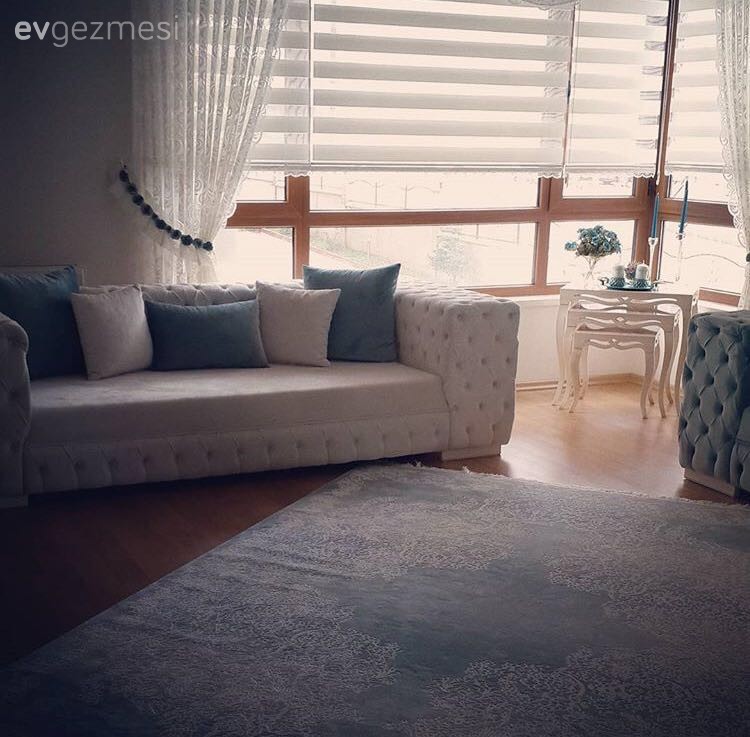 Leyla hanımın döşeme değişimiyle yepyeni bir görünüm alan salonu..