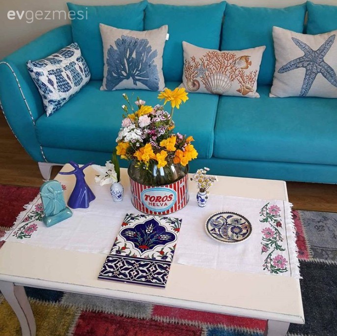 Farklı stil ve zamandan eşyaların uyum içinde kullanıldığı bir ev..