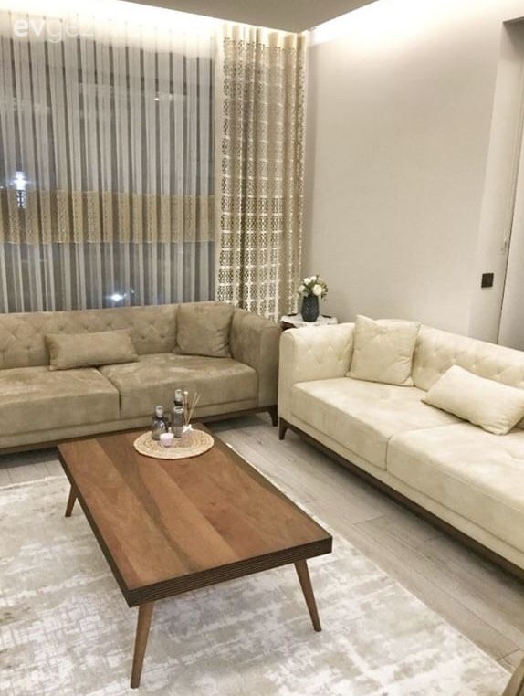 Bu Salon Sıcak Renkler, Modern Mobilyalarla Keyifleniyor