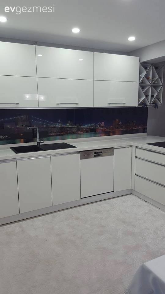 Tezgah arası cam uygulamayla hareket kazanmış 14 mutfak.