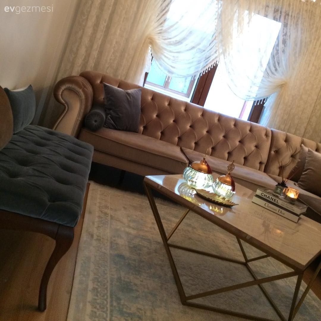 Oturma Odası, Halı, Mavi, Orta sehpa, Geometrik mobilya, Metal ayaklı sehpa, Köşe koltuk, Kruvaze perde, Perde, Tül perde, Bank