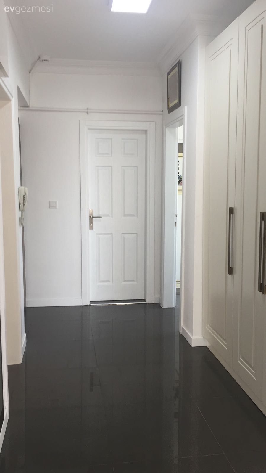 Yeni tasarım hem kullanışlı, hem modern ve şık. Dilek hanımın tadilat geçiren banyo ve holü..