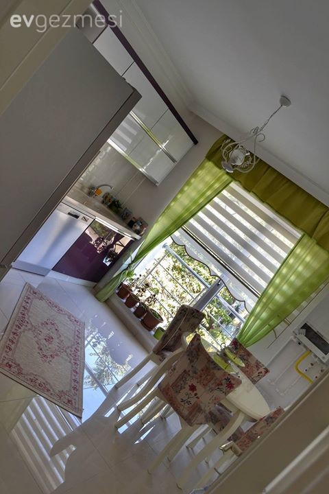 Dilara hanımın klasik esintili, aydınlık ve şık evi..