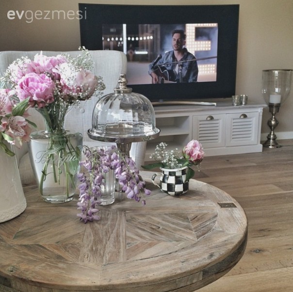 Doğal tonların maviyle karakterlendiği, abartıdan uzak, şık bir dekor.