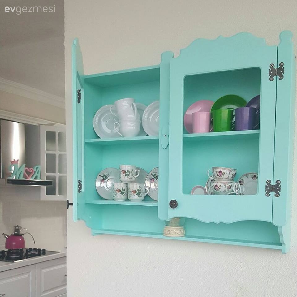 Merve hanımın bol el emeği objeyle zenginleşen mutfağı..