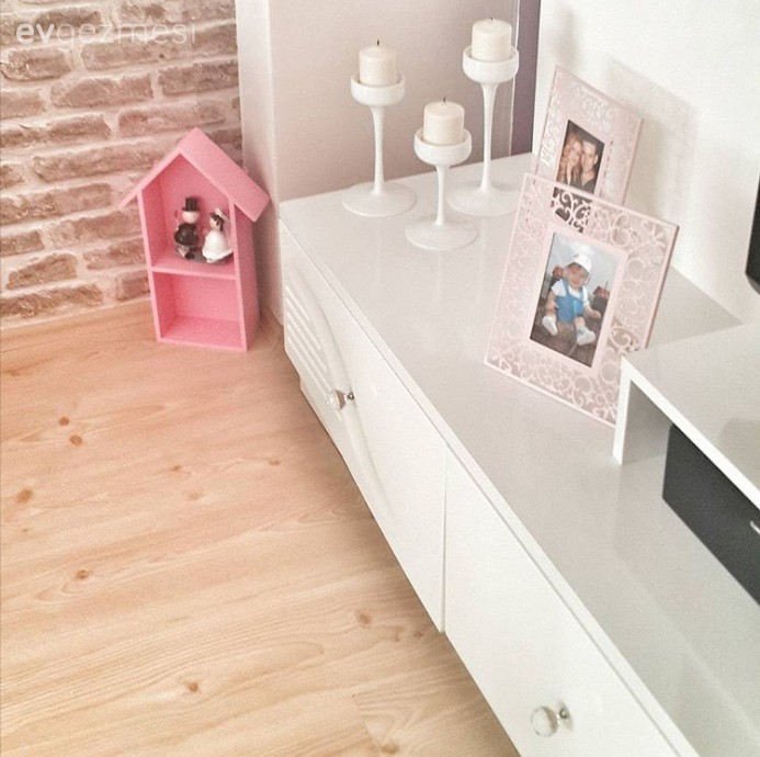 Seval Hanım'ın iç açıcı ve cıvıl cıvıl evinde ev gezmesindeyiz..