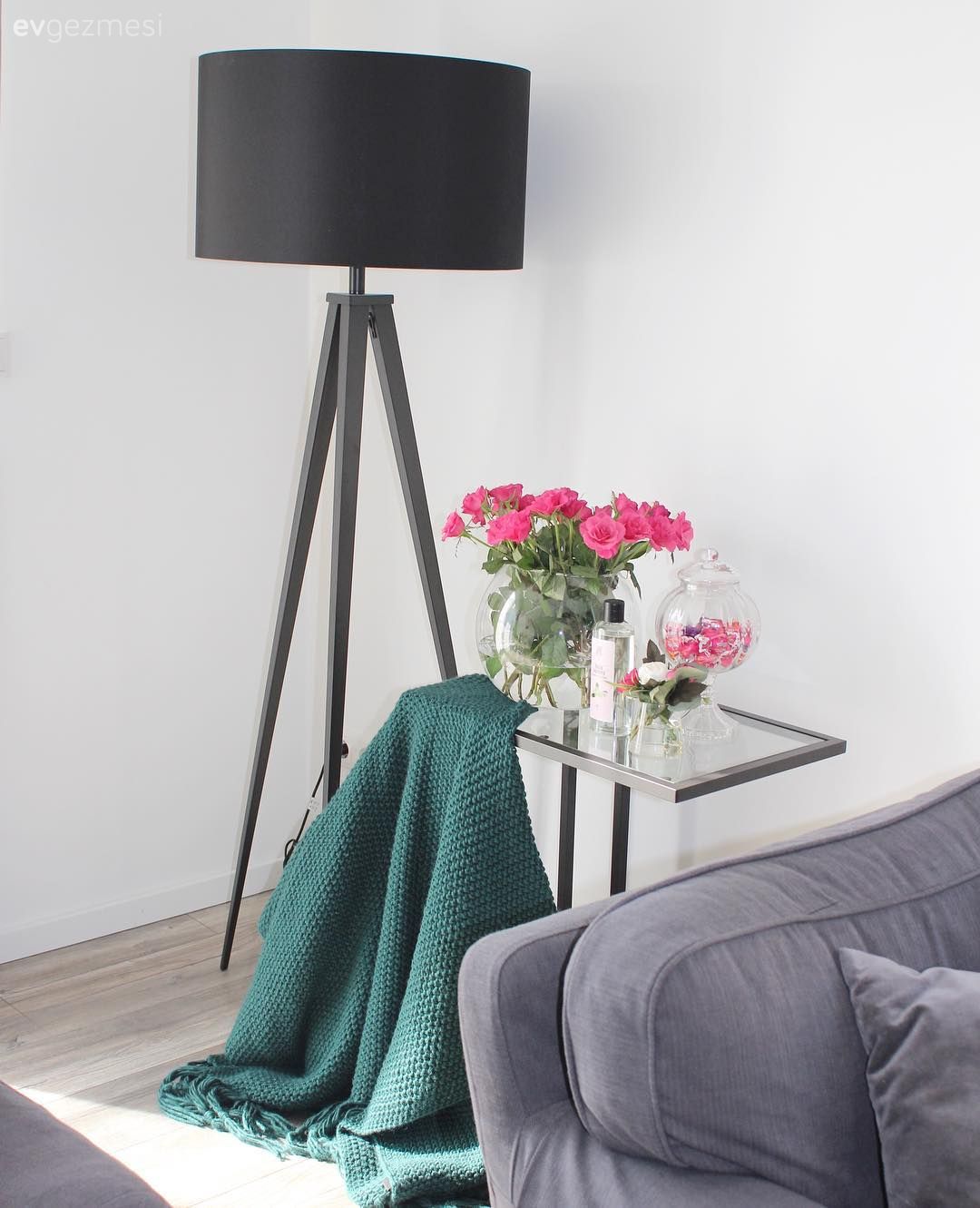 Yeşilin Sofistike Tonlarıyla Derinlik Kazanan Modern Bir Ev