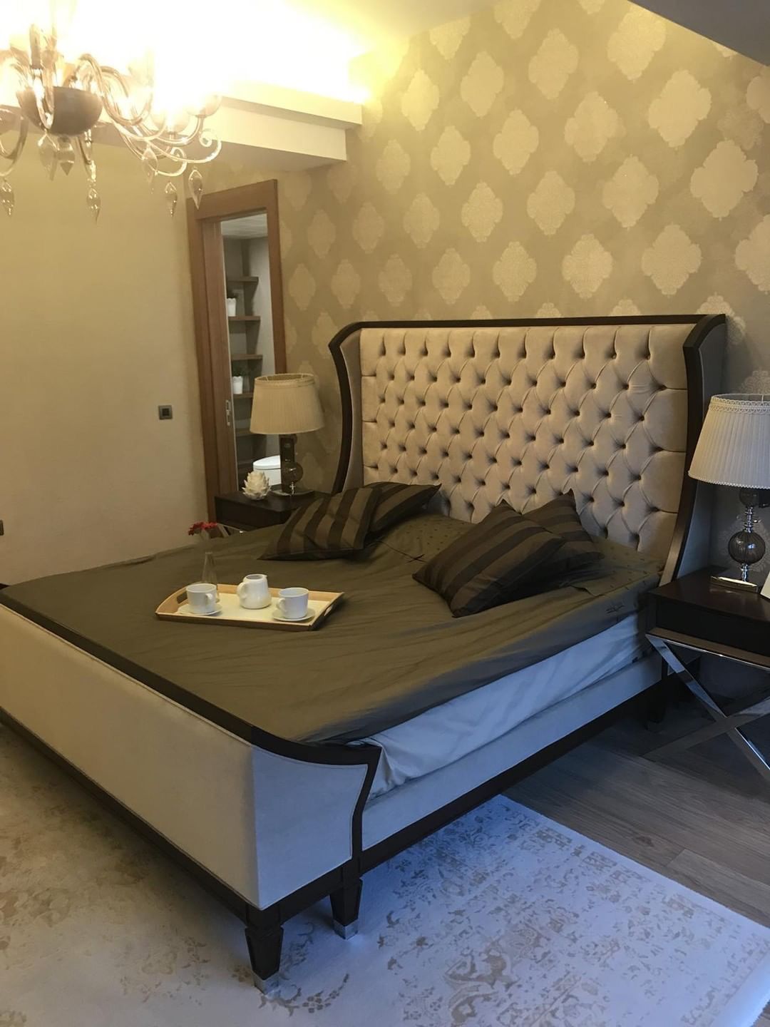 Stil Sahibi Mobilyaların Uyumlu Aksesuarlarla Tamamlandığı Bir Şahane Örnek Daire