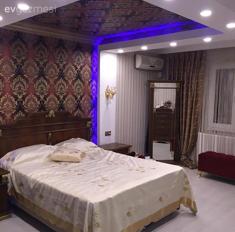 Kırmızı, Yatak Odası