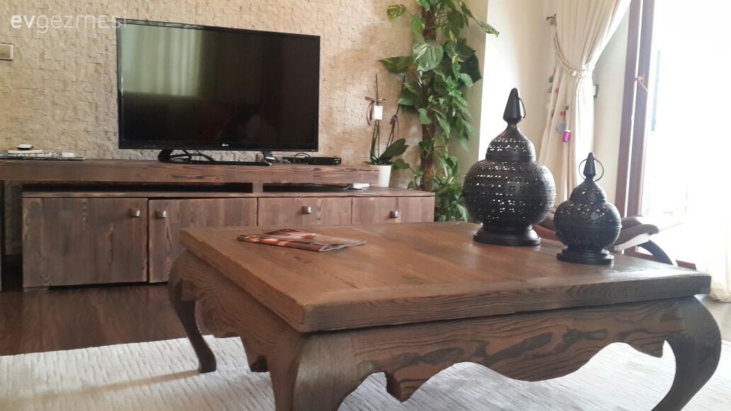 Ahşap Mobilya, Çiçekler, Dekoratif Objeler, Halı, Orta sehpa, Salon, Taş duvar, Tv ünitesi