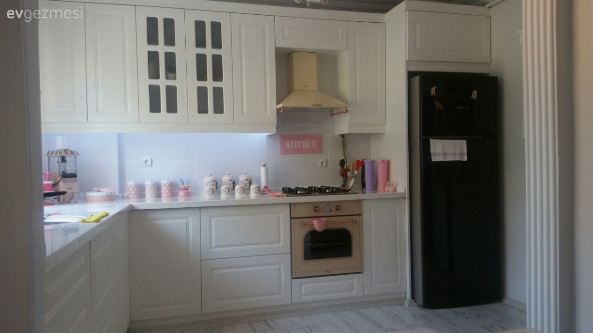 Selin hanımın yeni yapılan country stil mutfağı.