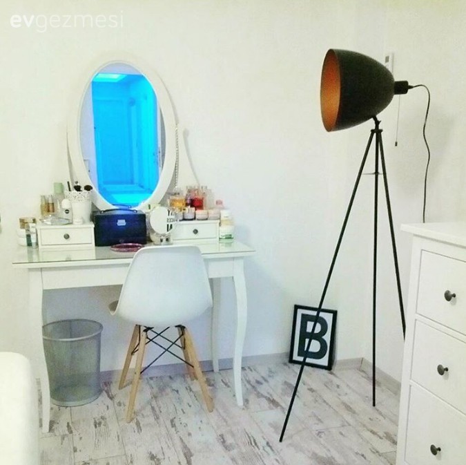 Baştan aşağı yenilenen bir evde, modern ve ferah bir dekor..