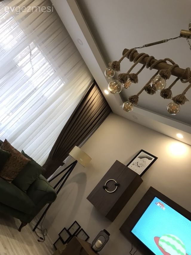 Bu salonda modern stil mobilyalar, toprak renkleriyle odaya sıcak bir görünüm kazandırmış..