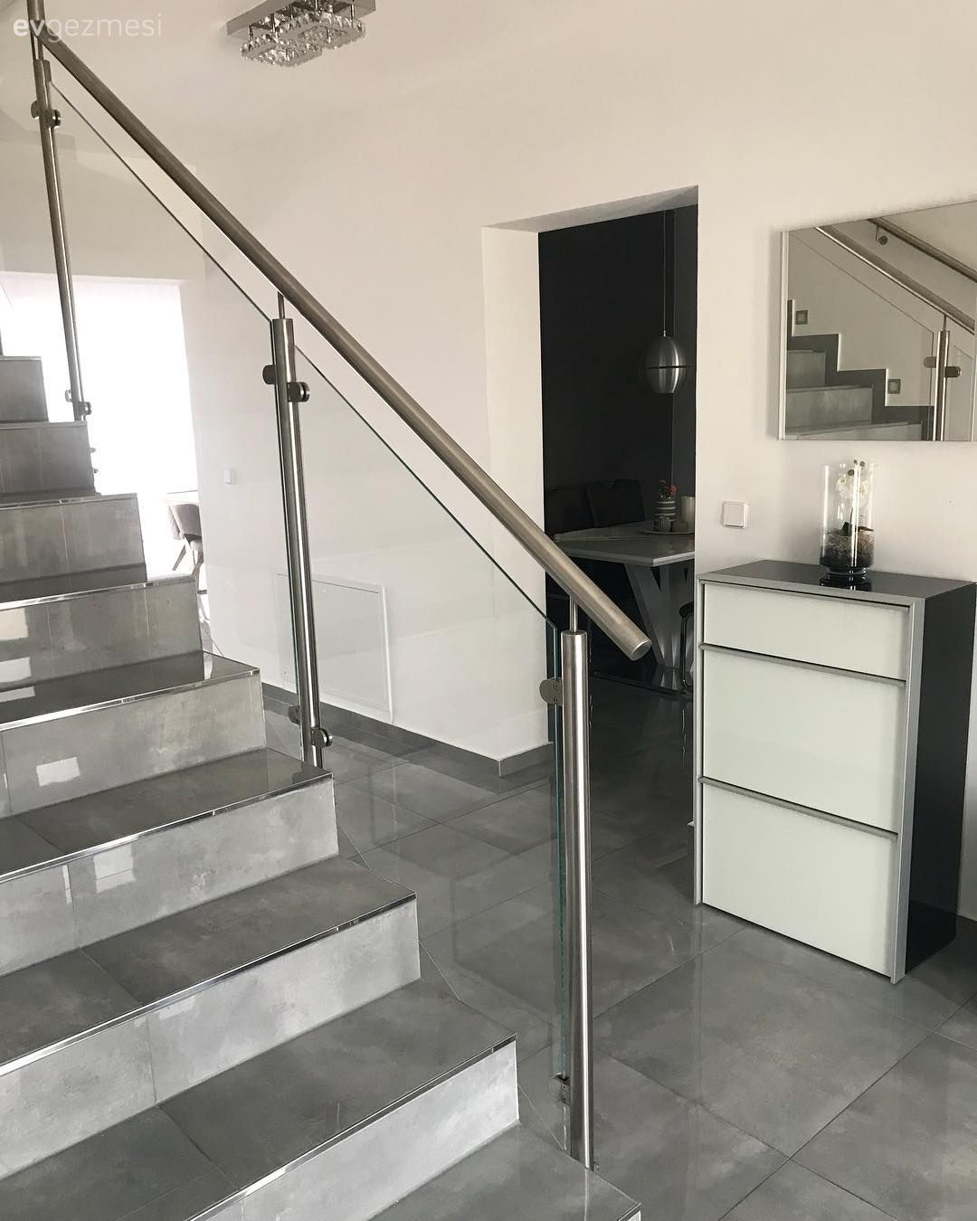 Bu evin modern çizgisi sıcak renkler ve doğal malzemelerle tamamlanmış.