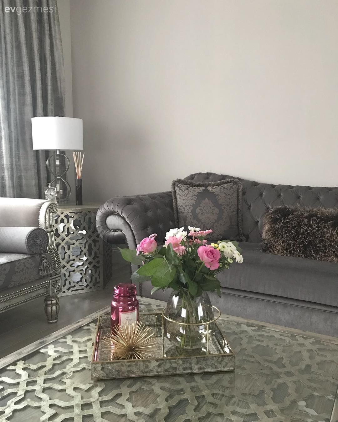 Salon, İki farklı kanepeyle koltuk takımı, Sehpa üstü aksesuarı, Aynalı tepsi, Abajur, Gri, Klasik, Kırlent, Zigon sehpa, Orta sehpa