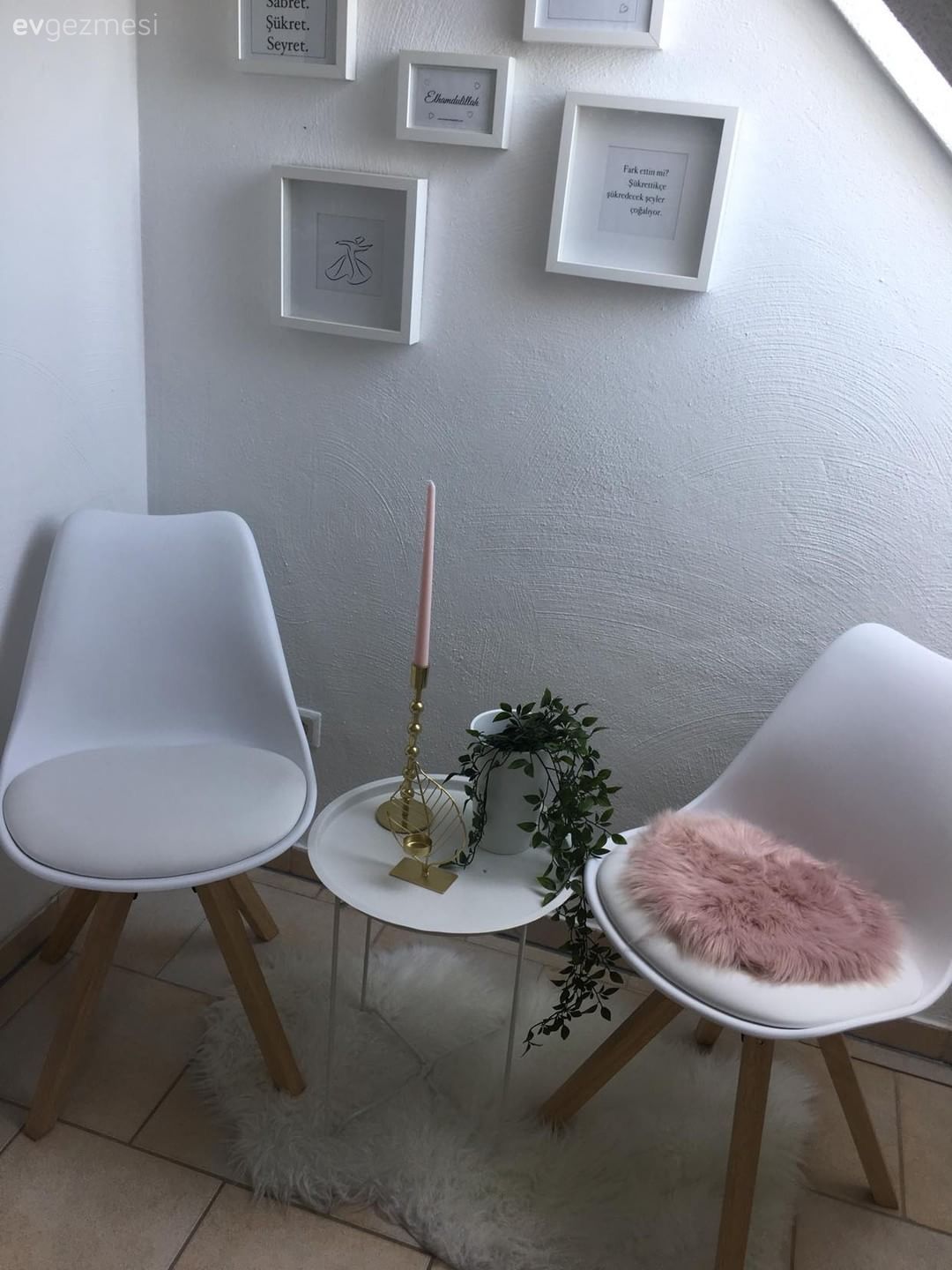 Salon, Eames sandalye, Duvar dekorasyonu