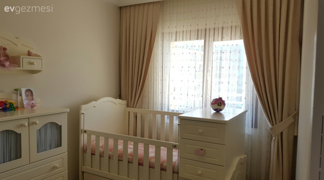 Serap hanım'ın yumuşak ve dinlendirici renklerle döşenmiş iç açıcı evi