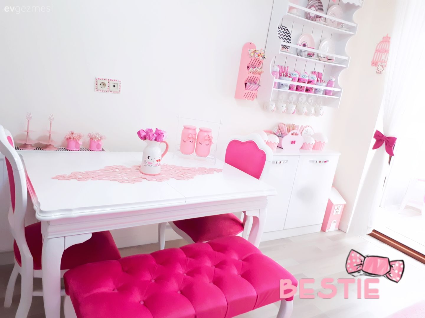 Bu evde pembenin pastel tonuna da, canlı fuşya tonlarına da yer var.