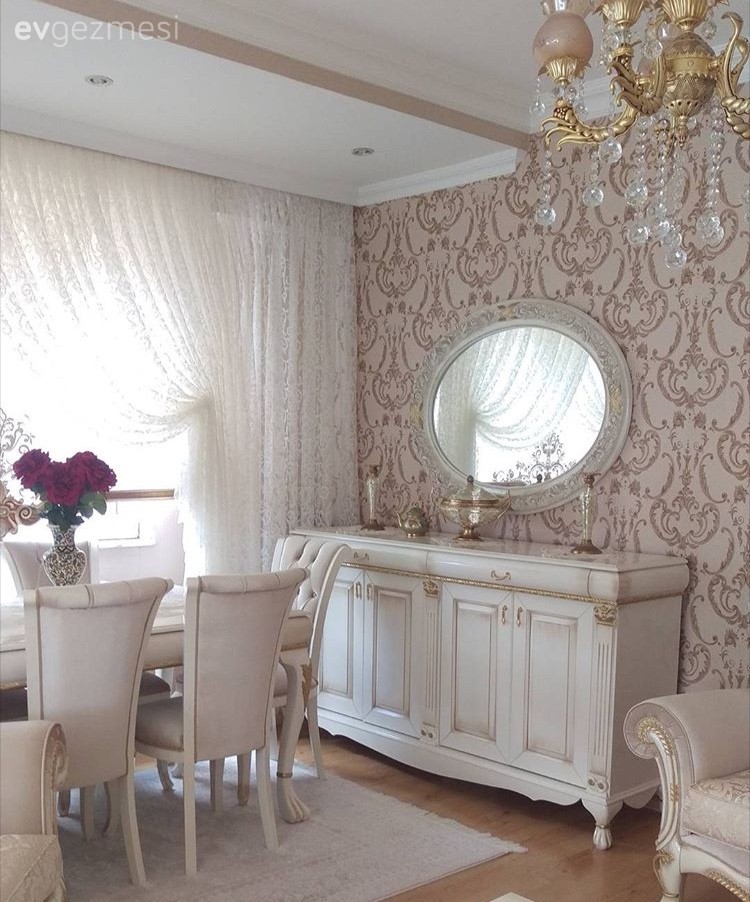 Avize, Ayna, Duvar kağıdı, Konsol, Krem, Perde, Salon, Aydınlatma