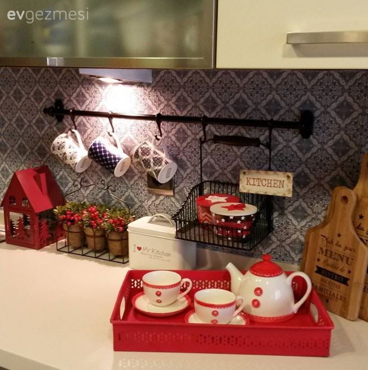 Ayşegül hanımın kırmızı ve yeşillerle, yılbaşı dekoru..